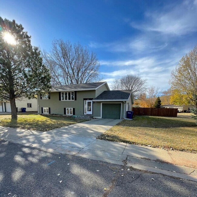 Foto del edificio - Charming Home w/ Spacious, Fenced yard