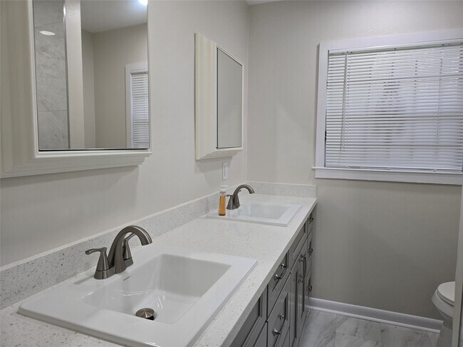 Foto del edificio - 10518 Royal Oaks Dr