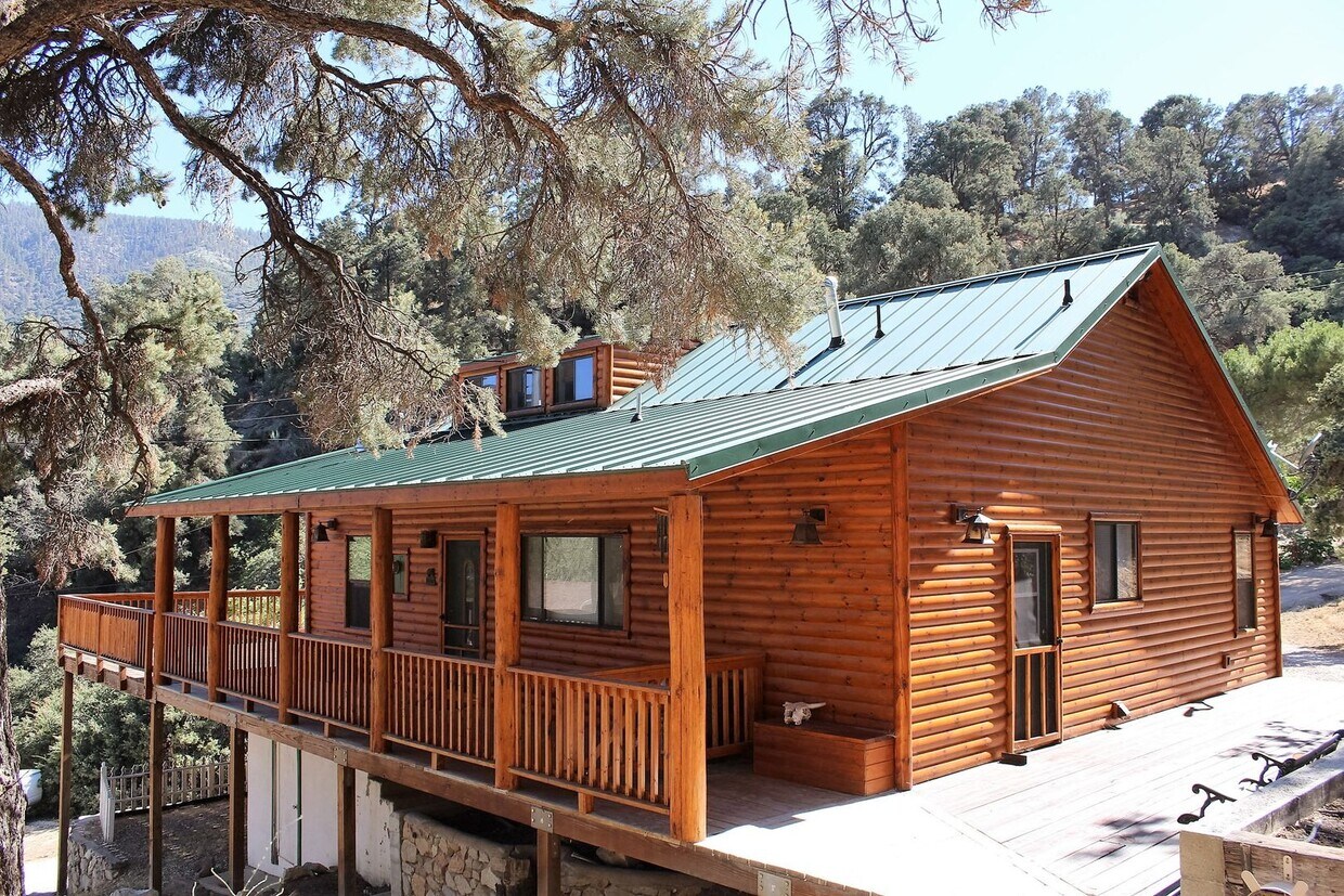 Primary Photo - Charming 3-Bedroom 2-Bath with Mountain Vi...