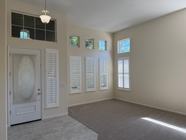 Building Photo - BEAUTIFUL SINGLE STORY 3+BD, 2.5 BA, & 3 CAR GARAGE!