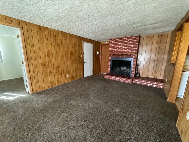 Building Photo - Large home with alarm system included!