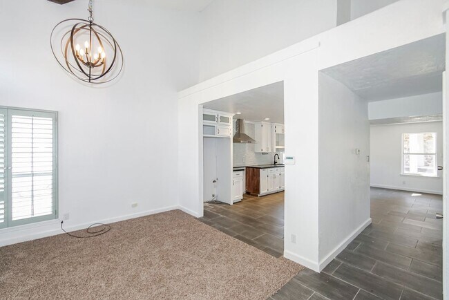 Building Photo - 908 Los Pinos Way