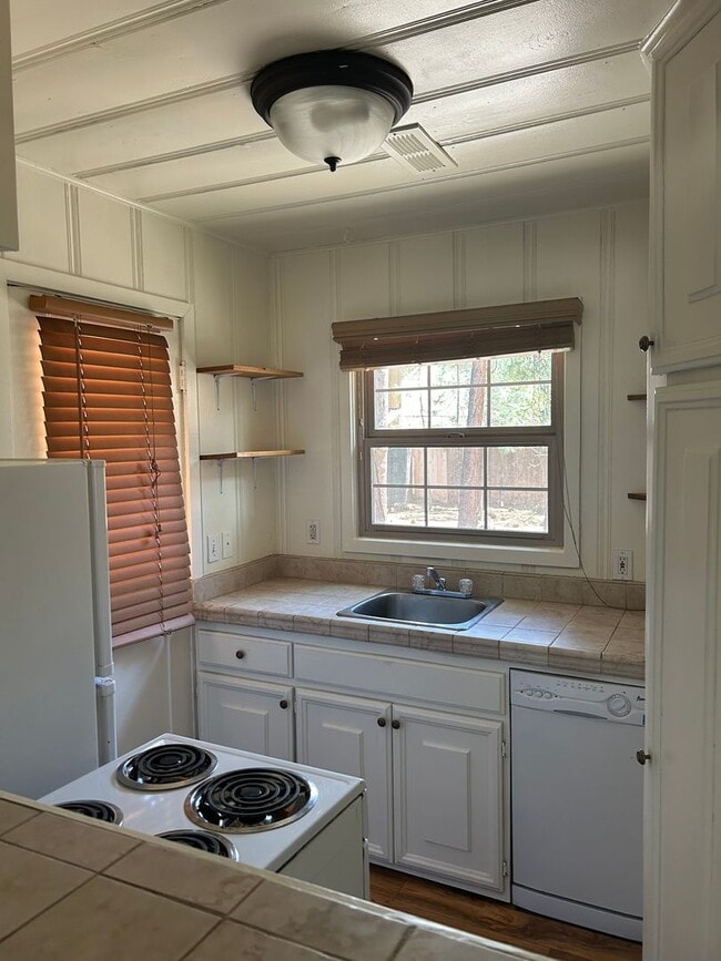 Foto del edificio - UNFURNISHED Quaint Cabin in Great Location