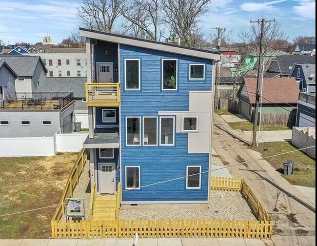 Building Photo - 714 E 20th St