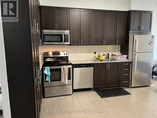 Photo du bâtiment - 830-830 Lawrence Ave W