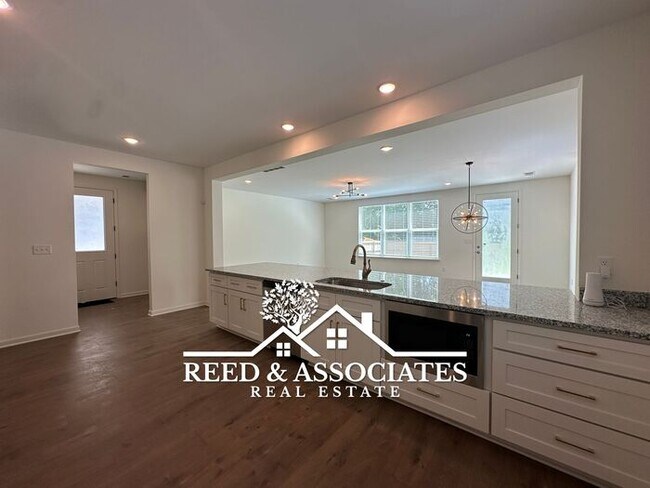 Foto del edificio - Newly Built Property with Convenient Midto...