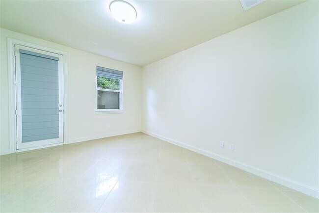 Building Photo - 8930 Lakeshore Bend Dr