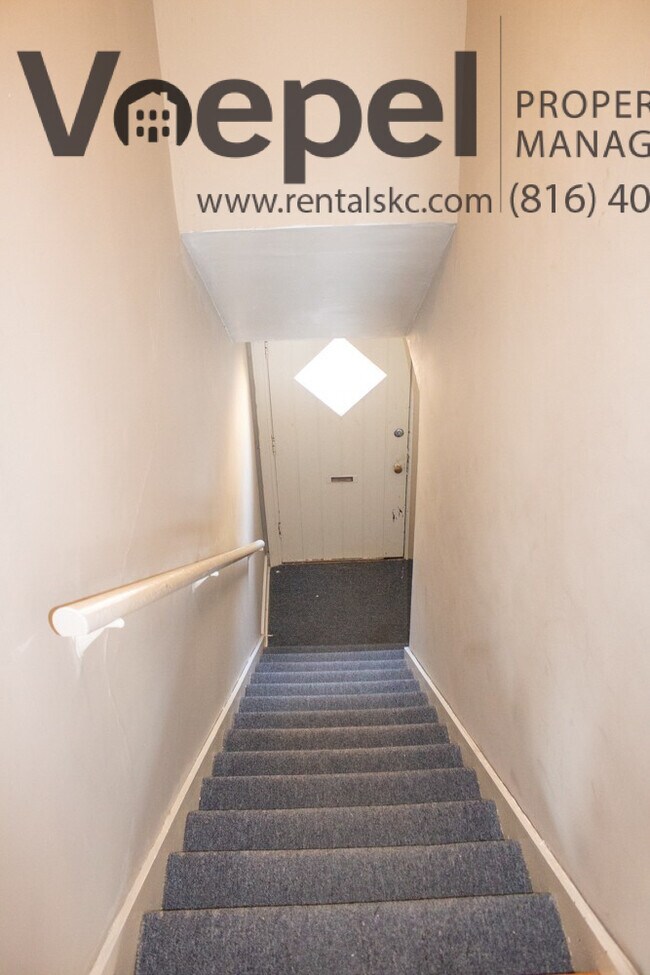 Building Photo - 2 Bed 1 Bath Duplex