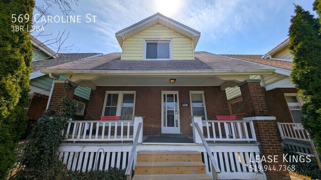 Building Photo - Spacious 3 + 1 Bedroom 2 Bathroom Single F...