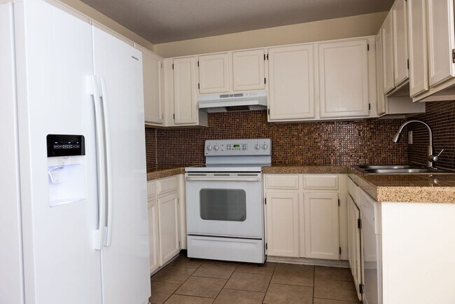 Building Photo - 830 W Rio-Altar