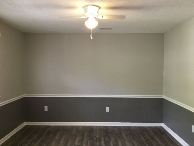 Building Photo - Newly Renovated - 1 Bedroom / 1 Bath Apart...