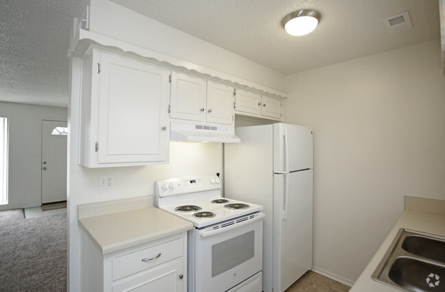 2BR, 1BA - 920 SF - Southfield