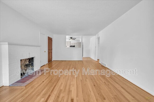 Foto del edificio - 9710 S Corbett Ln