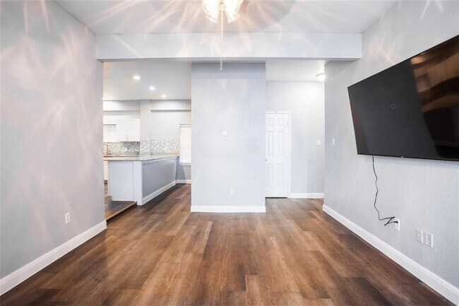 Building Photo - 504 W 35th St