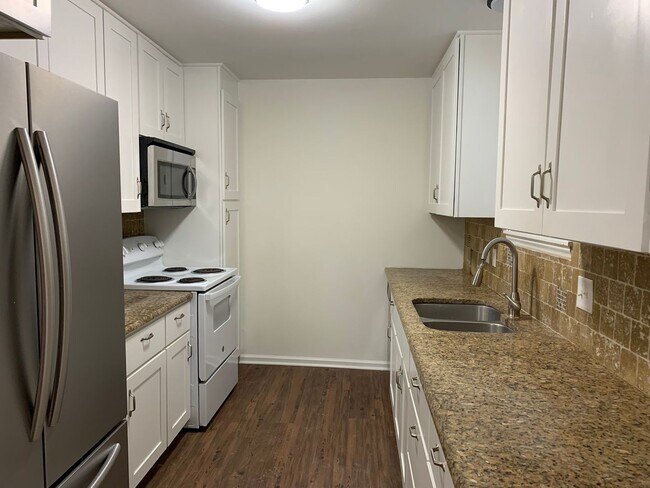 Foto del edificio - 3 bedroom & office -2 baths -2 car carport - washer/dryer hook ups - Den and formal living room- ...