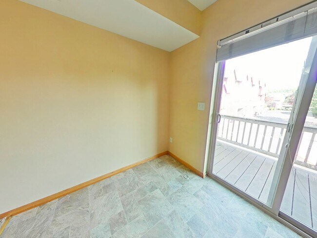 Building Photo - 3 Bedroom House ~ Close to Campus