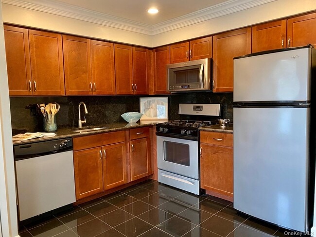 Building Photo - 22 Country Club Dr