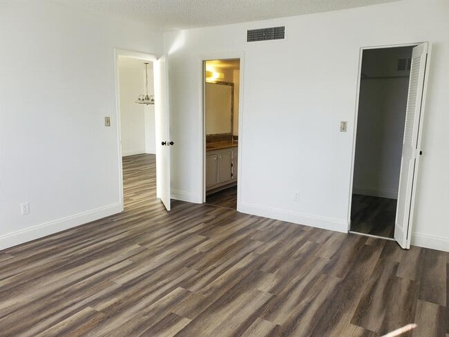 Foto del edificio - 6050 NW 64th Ave