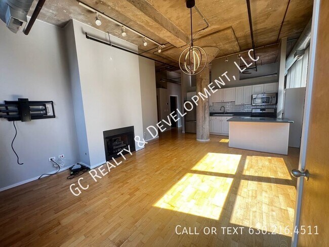 Foto del edificio - ***SOUTH LOOP / INDOOR HEATED GARAGE SPACE...