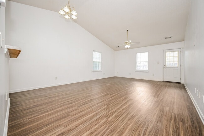 Building Photo - 2167 Red Oak Cir