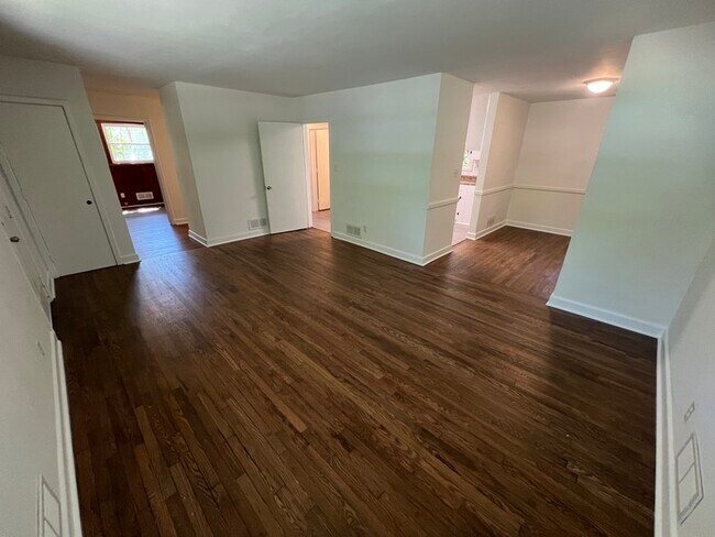 Building Photo - 320 Crestview Dr
