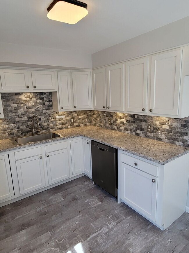 Foto del edificio - 2 Bedroom, 1 Bath Duplex w/Garage in Camanche, IA