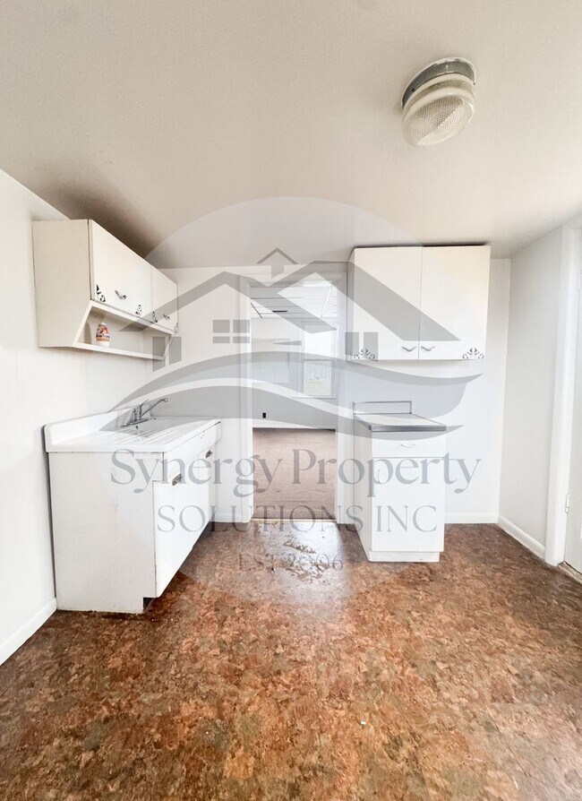 Building Photo - Broadway 62 - 62 1/2