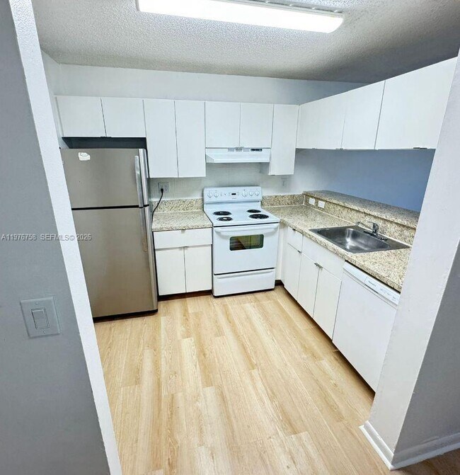 Foto del edificio - 9878 Nob Hill Ln