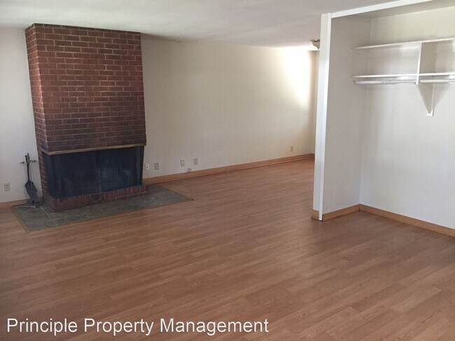 Building Photo - 230-232 NE Azalea Dr