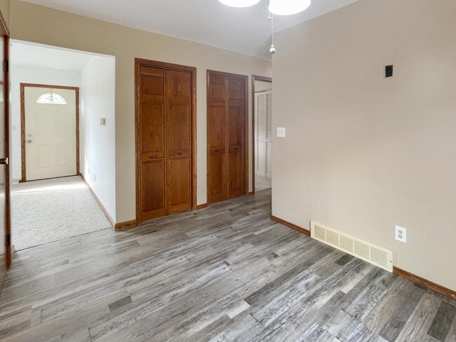 Building Photo - 2300 Elmer Dr NE