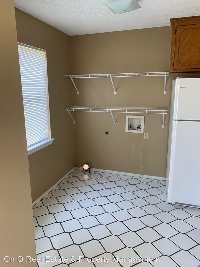 Foto del edificio - 3 br, 1 bath Apartment - 693 Jill
