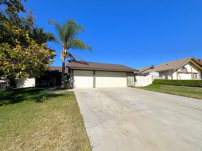 Building Photo - 3 bed, 2 bath located in Riverside!