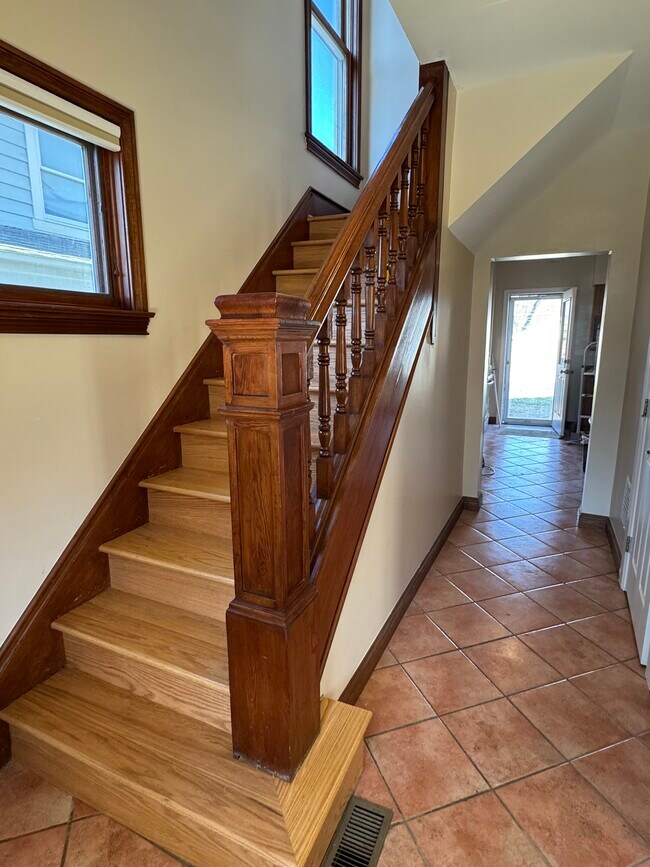 Detalles de molduras originales en todas partes - 82 Olentangy St