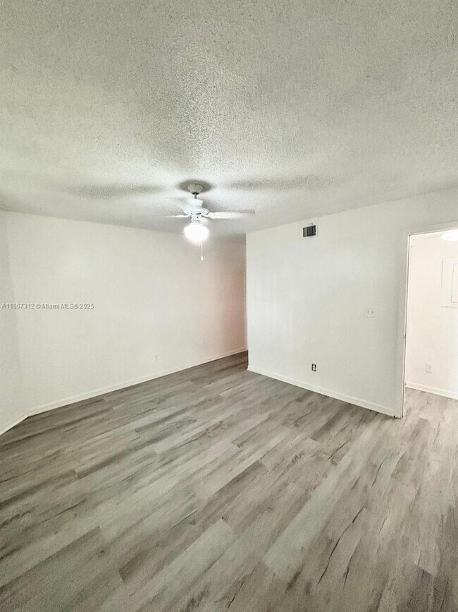 Foto del edificio - 3469 NW 44th St