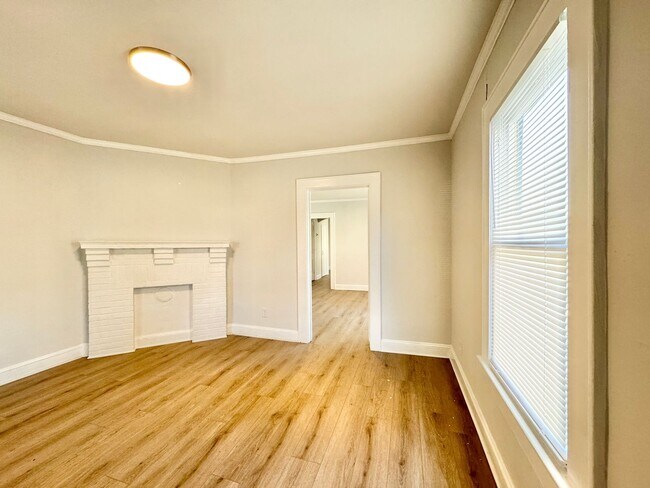 Foto del edificio - Updated 1 Bedroom Duplex  On Spring Garden St With Office- Water & Lawncare Included!