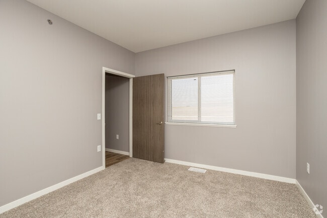 2BR, 2BA - 935SF - Primary Bedroom - Jefferson Heights Apartments, LLC