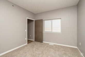 2BR, 2BA - 935SF - Primary Bedroom - Jefferson Heights Apartments, LLC