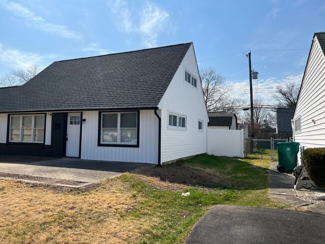 Building Photo - Renovated 4 bed 2 bath single home in levi...