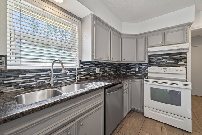 Building Photo - 11811 Beverly Dr