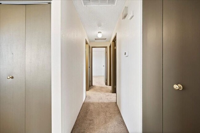 Building Photo - 4601 Mallard Ct