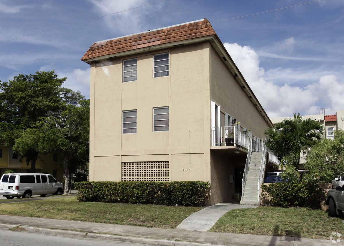 Building Photo - 1114 S Douglas Rd