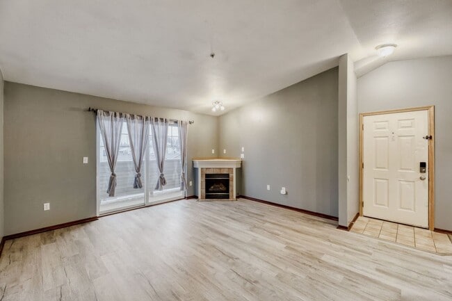 Foto del edificio - 2BR/2BA Everett Condo: Fresh Updates + Gated Access!