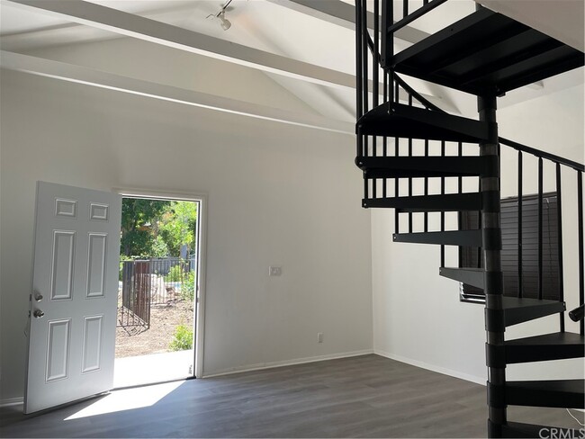 Vaulted ceilings - 5820 Calvin Ave