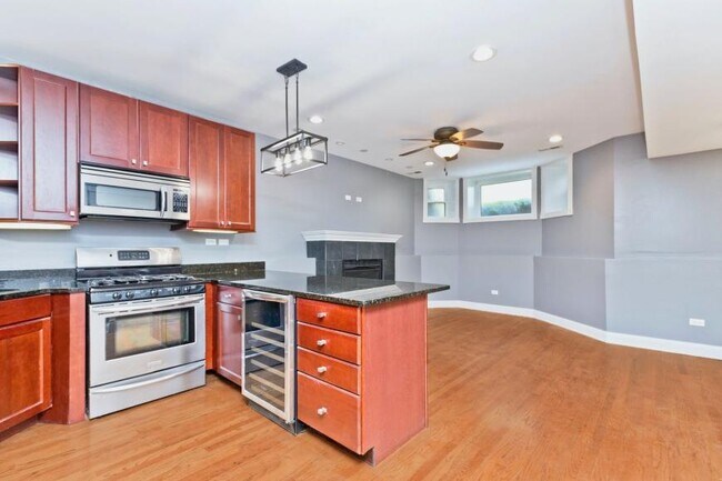 Building Photo - 2 bedroom in Chicago IL 60640