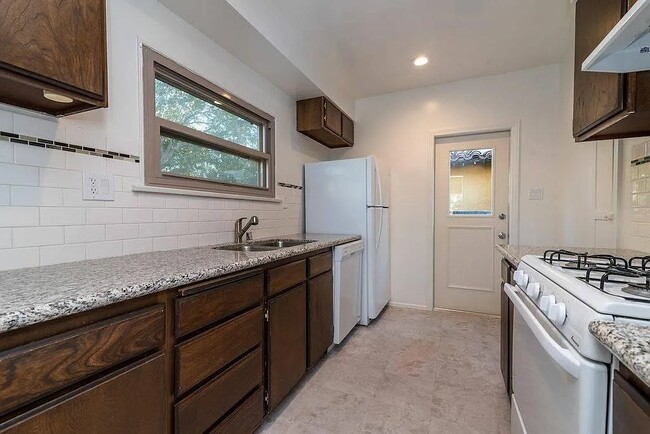 Building Photo - 302 W Mariposa Ave