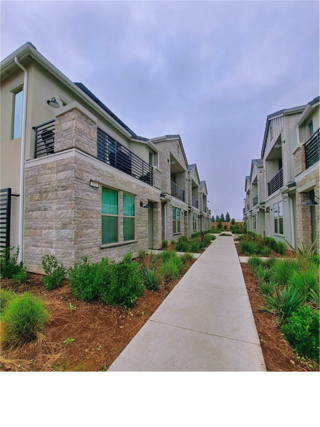 Foto del edificio - Fresno 3BR Pet-Friendly Townhouse with Community Amenities!