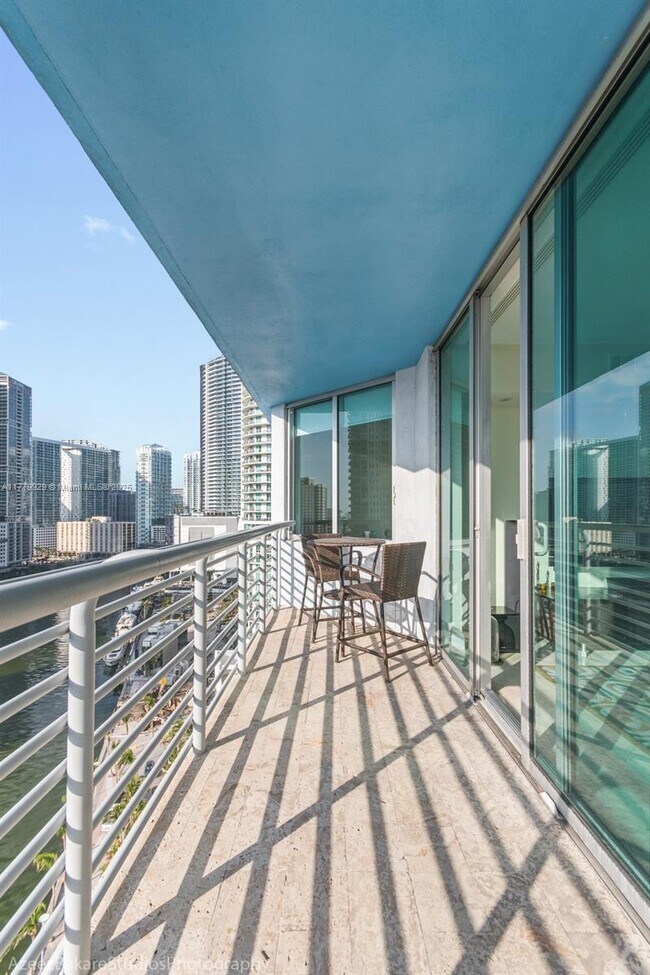 Foto del edificio - 325 S Biscayne Blvd