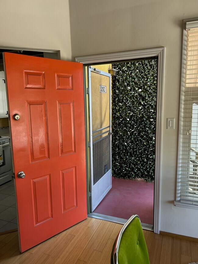 Foto del edificio - 5262 Willowcrest Ave