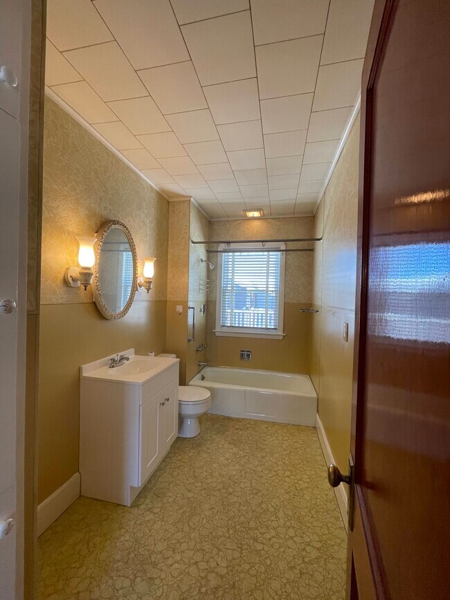 Full Bath w/ washer hookup - 90 Hackett St