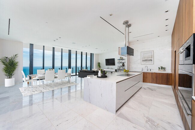 Building Photo - 17141 Collins Ave